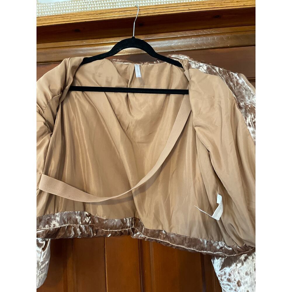 Fabletics Wander Crushed
Velour Cropped Puffer Jacket Medium - Picture 8 of 9